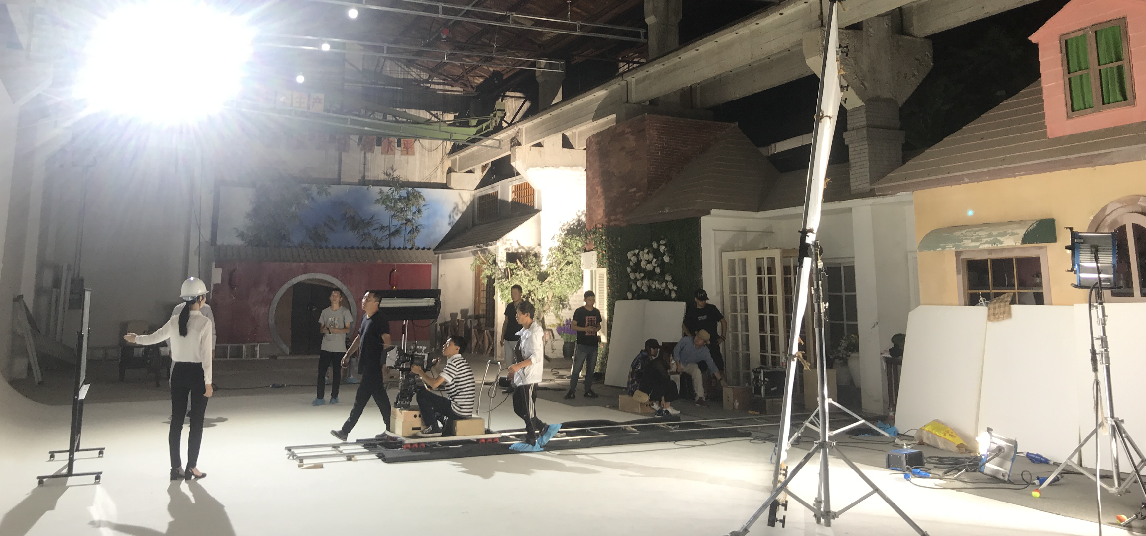 西安企业宣传片摄制 告诉你如何提高西安宣传片拍摄的品质(图2) 西安企业宣传片-1.png